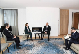 El presidente Ilham Aliyev se reúne con el CEO de SUEZ GROUP en Davos