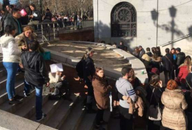 España: Miles de personas colapsan el centro de Madrid para entregar su currículo en un hotel