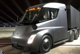 FOTO: El camión eléctrico Tesla Semi realiza su primera entrega