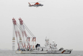 Rescatistas surcoreanos tratan de salvar a 192 personas de un barco que chocó contra una roca