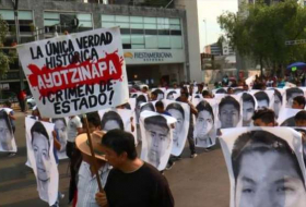 Mexicanos marchan por desaparición de 43 meses de estudiantes