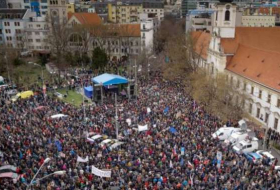 Marchan en Eslovaquia por el asesinato del periodista Jan Kuciak