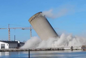 Una torre se cae sobre una biblioteca tras una demolición fallida en Dinamarca