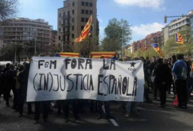 Los Mossos desalojan a manifestantes concentrados en el acto del Rey en Barcelona