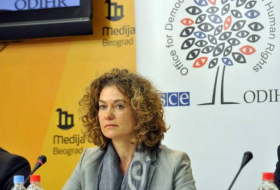 La jefa de la misión de observación  ODIHR OSCE monitorea el proceso de votación
