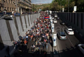 Manifestantes de la oposición bloquean la avenida Bagramián en Ereván- En Vivo