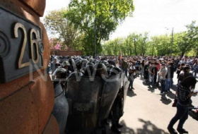 Los manifestantes rodean la residencia de Sargsyán - FOTOS