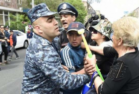 Al menos 100 detenidos en una nueva jornada de protestas en Ereván