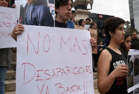 Cientos marchan en México para estudiantes desaparecidos