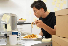 Comer delante del ordenador en el trabajo provocará sobrepeso
