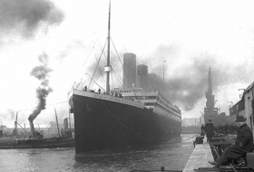 Subastan una rara fotografía del funeral en altamar de una víctima del Titanic