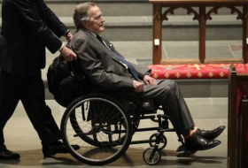 FOTO: George H. W. Bush viste una prenda especial para el funeral de su mujer