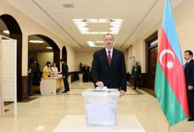 Ilham Aliyev emite el voto en las elecciones presidenciales