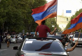Pese a tener 'luz verde' para tomar el poder, la oposición armenia sigue manifestándose