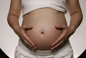 ¿Por qué los bebés dan patadas en el vientre de su madre?