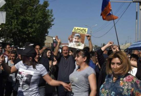 Manifestantes ocupan el ayuntamiento de la segunda ciudad más grande de Armenia
