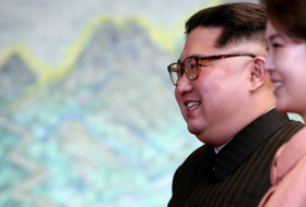 Un verdadero caballero: Kim Jong-un empuja a un fotógrafo para que pase su esposa (vídeo)