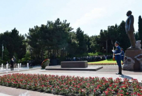 Ilham Aliyev visita la tumba del líder nacional azerbaiyano