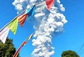 Inician evacuación en la isla de Java por erupción del Monte Merapi