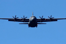 ¡Locura total! Un avión C-130 saudí sobrevuela las cabezas de unos militares en Yemen 