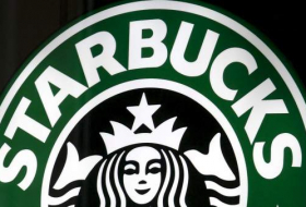 Dimite Howard Schultz, jefe de Starbucks
