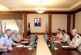 Ministro de Defensa de Azerbaiyán se reúne con los generales de la OTAN