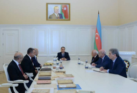 Bandera nacional colgada en el parlamento de la República Democrática de Azerbaiyán se presenta al gobierno