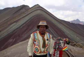 La gente escala 5.000 metros para ver esta montaña de colores en Perú-FOTOS