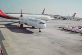 VIDEO: Un avión de pasajeros golpea con su ala la cola de un A321 en el aeropuerto de Estambul