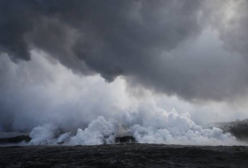 La lava del volcán Kilauea entra en el océano y crea una nueva nube tóxica