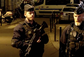 Asesinan a tiros con fusiles Kaláshnikov a dos hombres en Francia