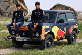 ¿Qué hacen Ricciardo y Verstappen con un Lada 4x4 en Azerbaiyán?
