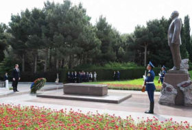 Vučić visita la tumba de Heydar Aliyev