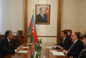 Canciller azerbaiyano recibe al embajador saliente de Serbia