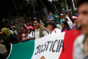 Familias de 43 desaparecidos exigen a presidente mexicano creación de comisión de verdad