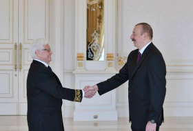  Ilham Aliyev acoge al flamante embajador ruso - FOTO