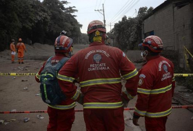 Guatemala continúa enterrando a sus muertos mientras el volcán no descansa