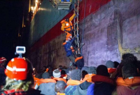 Italia autoriza a carguero danés con migrantes a bordo atracar en Sicilia