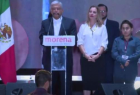 Piden respeto para el hijo menor del presidente electo de México, insultado por su peinado  