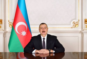 Ilham Aliyev felicita a Macron