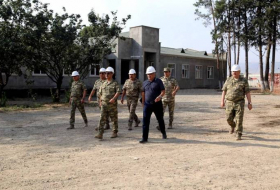 Ministro de Defensa de Azerbaiyán visita unidades militares en la primera línea