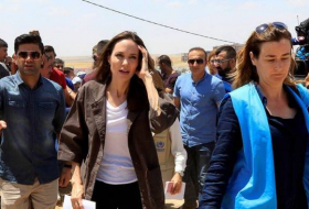 VIDEO: Angelina Jolie habló con una madre siria en su visita a un campo de refugiados en Irak