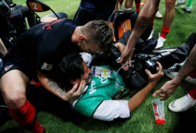 Un fotógrafo acaba 'enterrado' bajo los jugadores croatas que celebraban su gol a Inglaterra