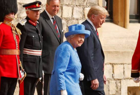 La reina Isabel 'trolea' a Trump a través de sus prendedores
