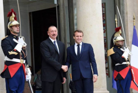 İlham Aliyev se encuentra con Emmanuel Macron