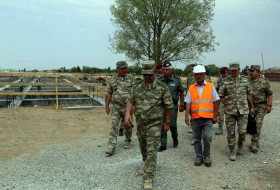 Ministro de Defensa de Azerbaiyán inspecciona instalaciones militares en la primera línea - Video, Fotos