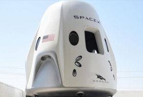 SpaceX permite a reporteros gatear dentro de su nueva nave espacial