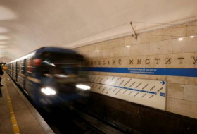 FOTO: Un hombre choca de cabeza contra un metro en marcha y sobrevive