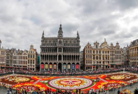 FOTO: Activistas de Femen pisotean la alfombra de flores de Bruselas por el maltrato de migrantes