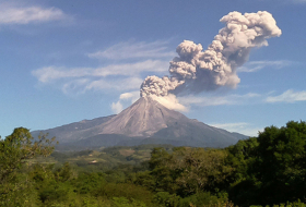 Decenas de evacuados por erupción del Volcán de Fuego en Guatemala